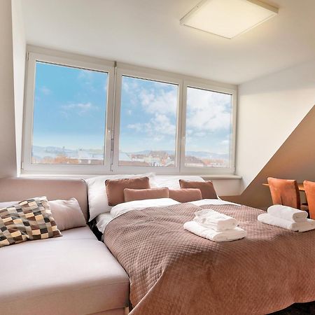 Sky9 Penthouse Apartments Wina Bagian luar foto