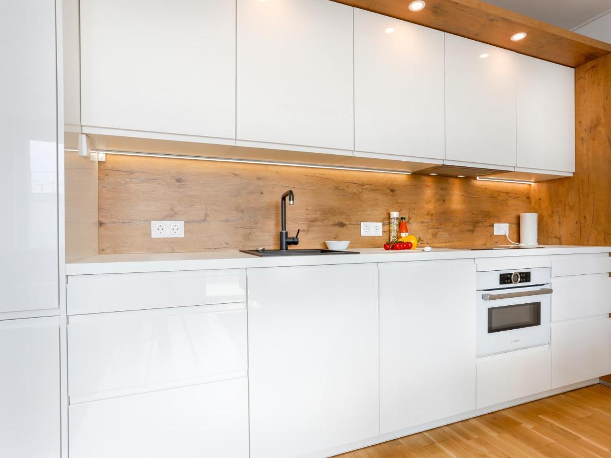 Sky9 Penthouse Apartments Wina Bagian luar foto