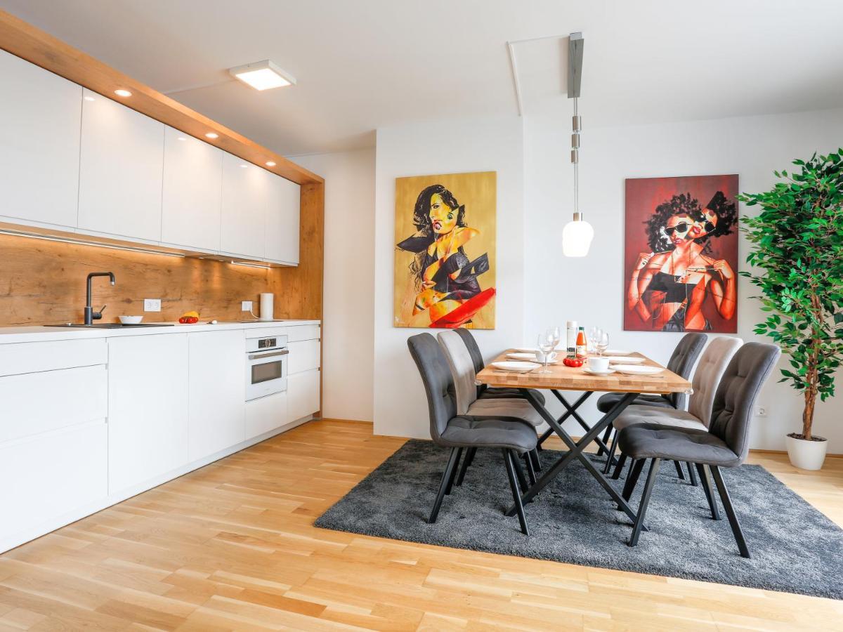 Sky9 Penthouse Apartments Wina Bagian luar foto