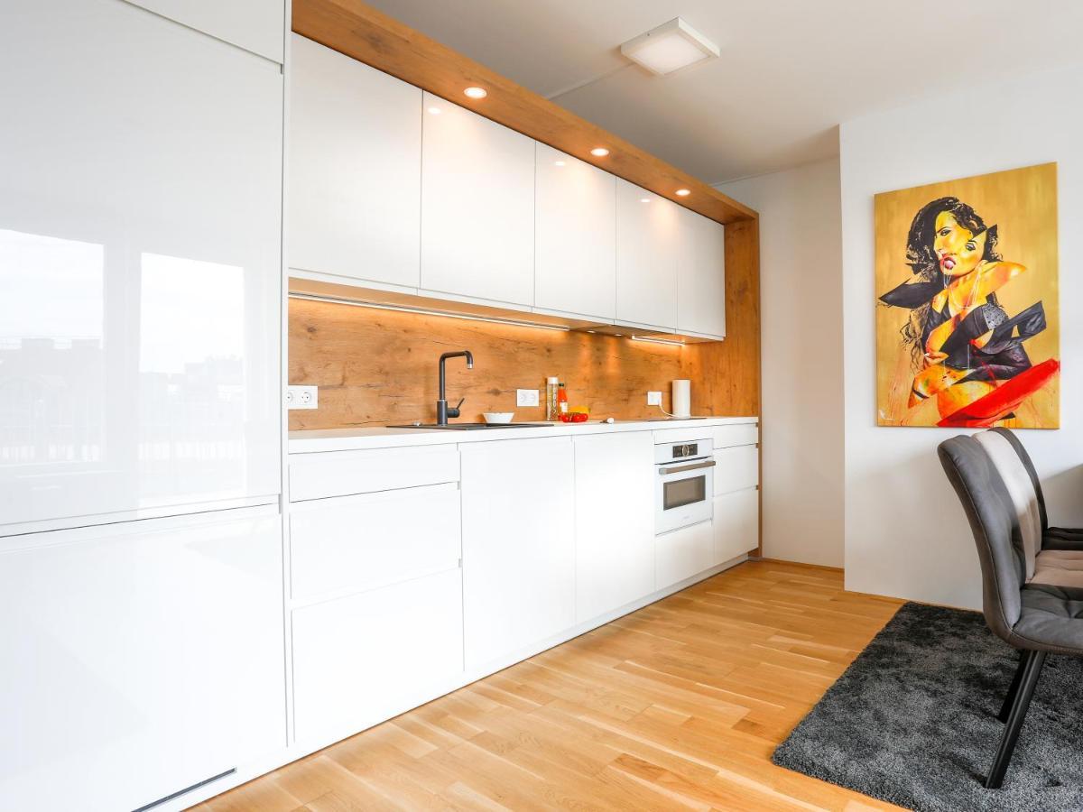 Sky9 Penthouse Apartments Wina Bagian luar foto