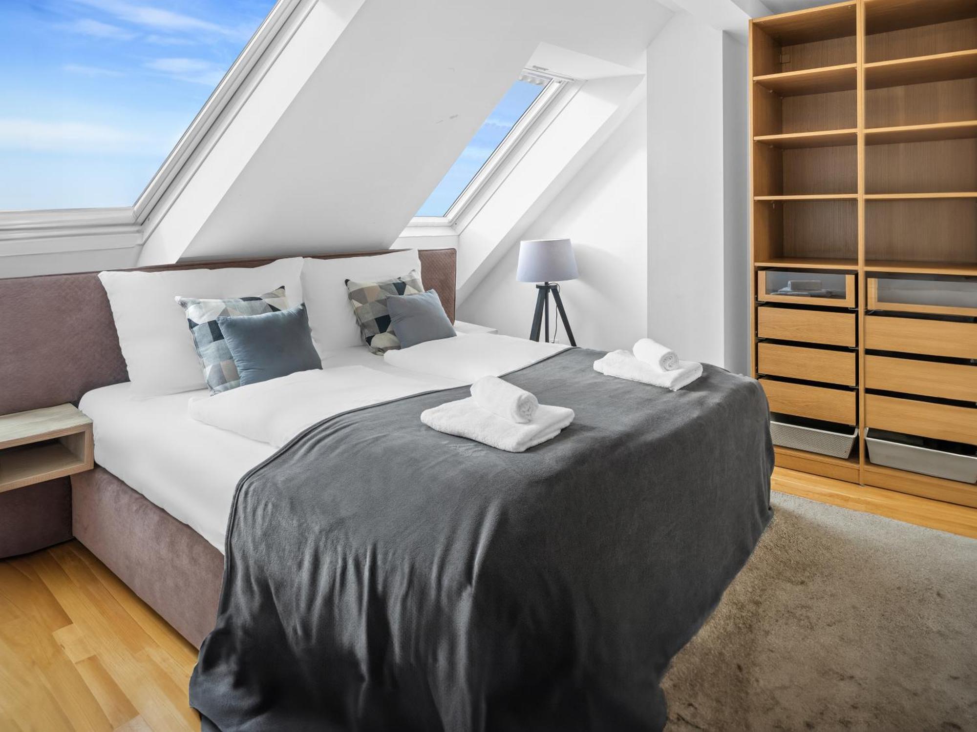 Sky9 Penthouse Apartments Wina Bagian luar foto