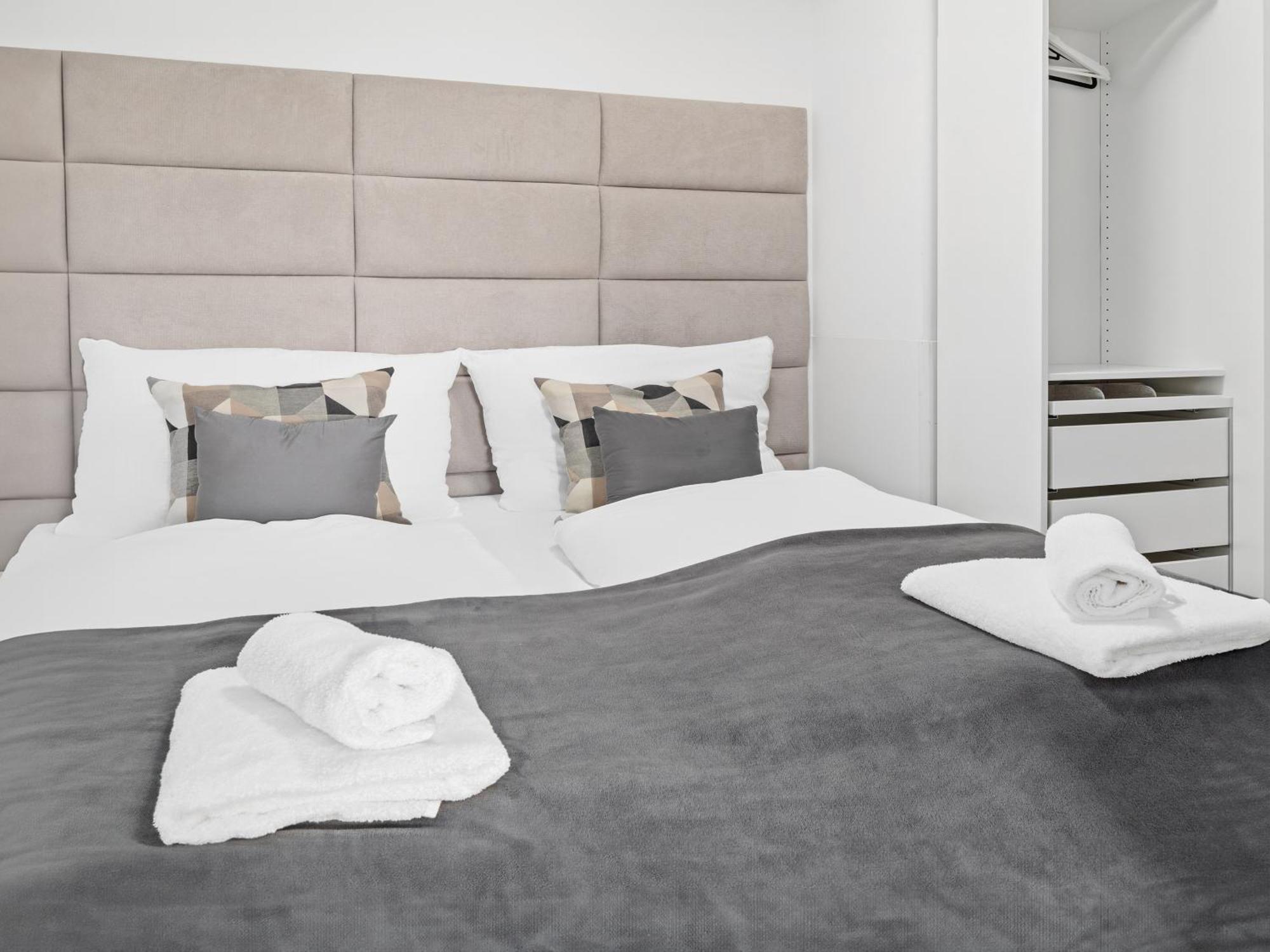 Sky9 Penthouse Apartments Wina Bagian luar foto