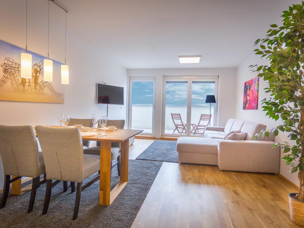 Sky9 Penthouse Apartments Wina Bagian luar foto