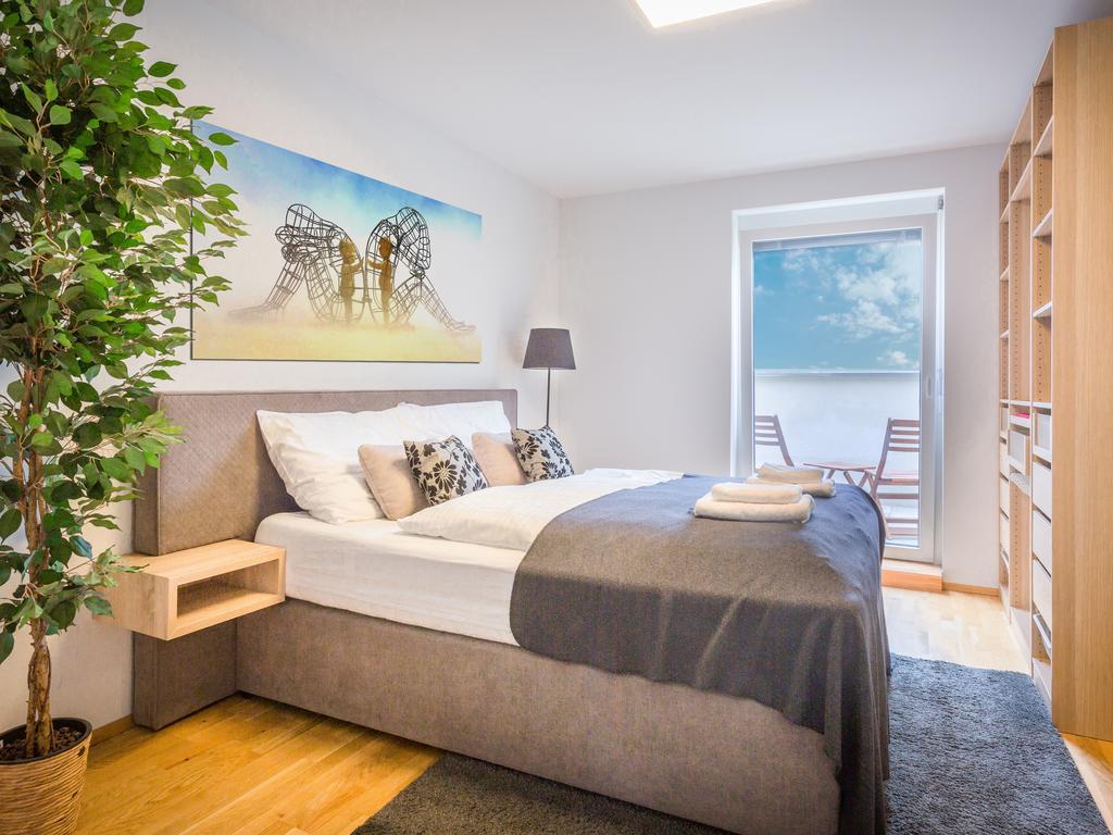Sky9 Penthouse Apartments Wina Bagian luar foto