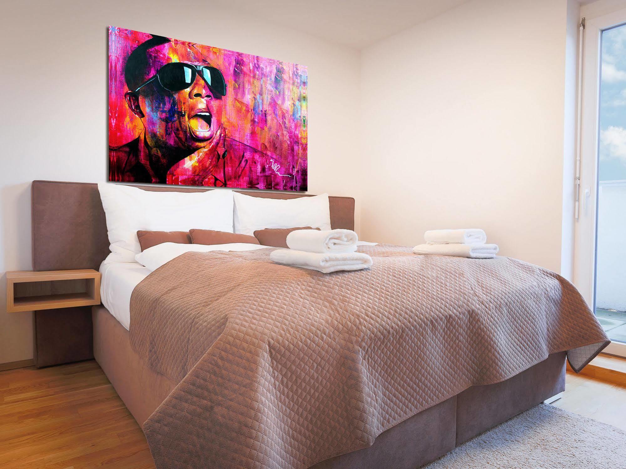 Sky9 Penthouse Apartments Wina Bagian luar foto