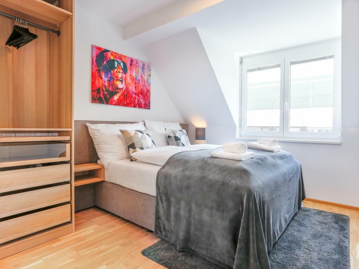 Sky9 Penthouse Apartments Wina Bagian luar foto