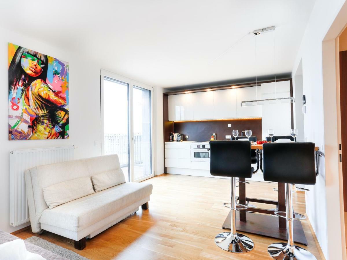 Sky9 Penthouse Apartments Wina Bagian luar foto